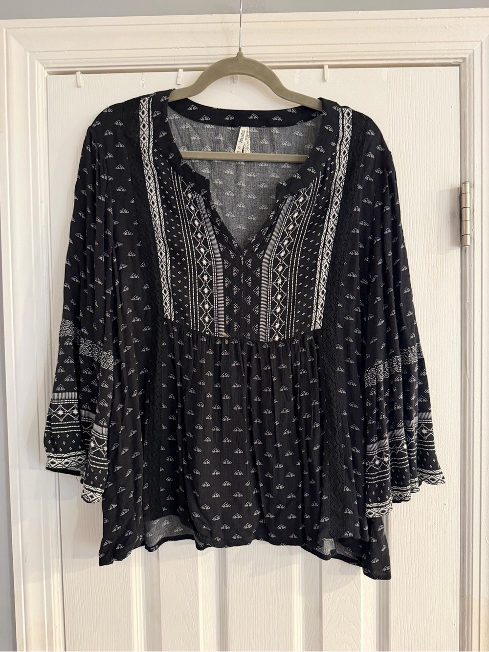 Mudd Black & White Embroidered Boho Peasant Blouse